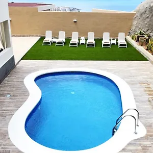 https://villa-masca-costa-adeje.in-canary-islands.com